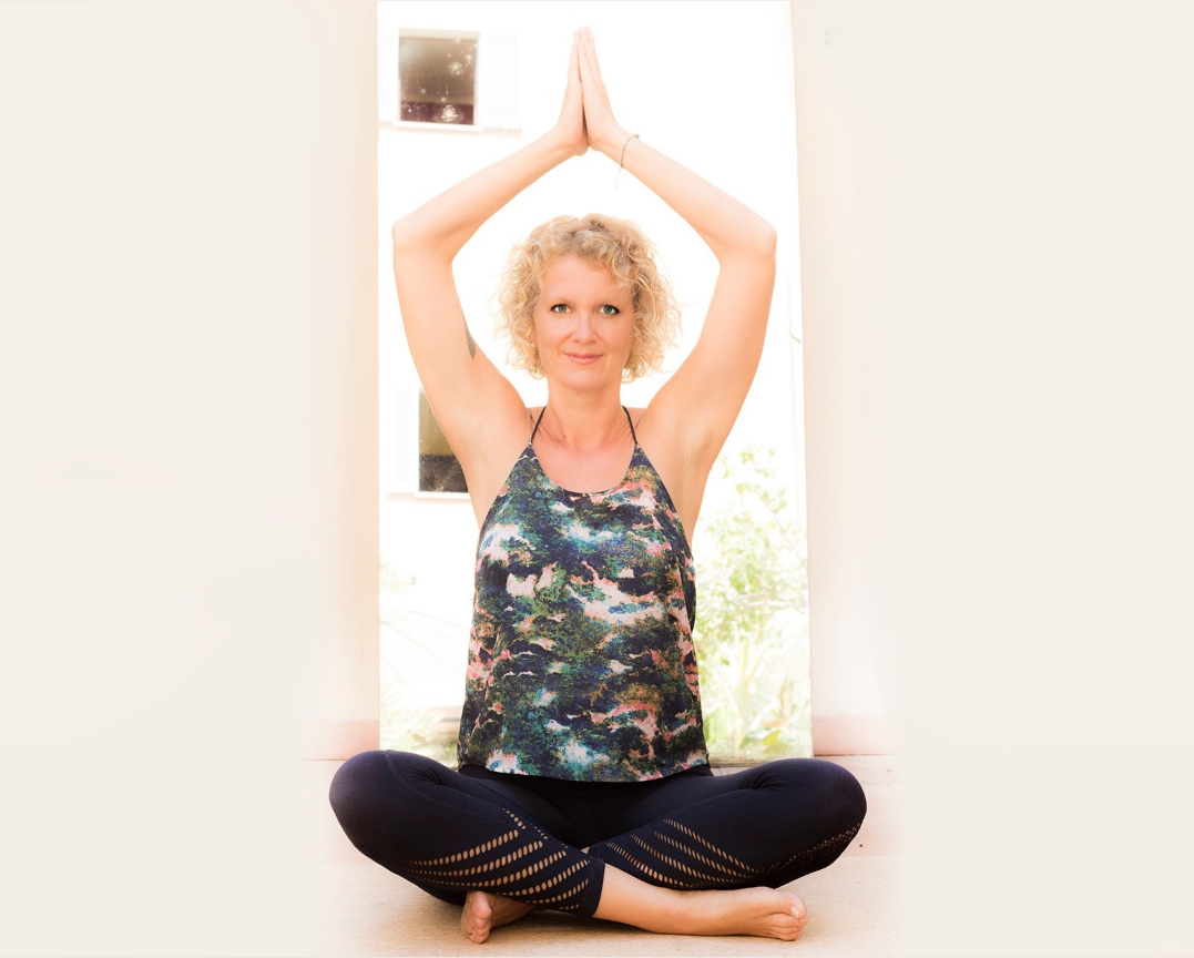 Yogalehrerin Lea Lüthy in entspannter Yoga-Pose – Kundalini Yoga im Berner Seeland