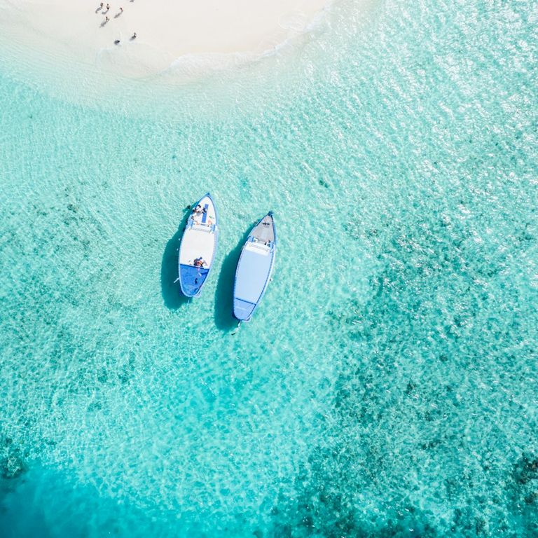 zwei Boote im Meer als Symbol für Ferien