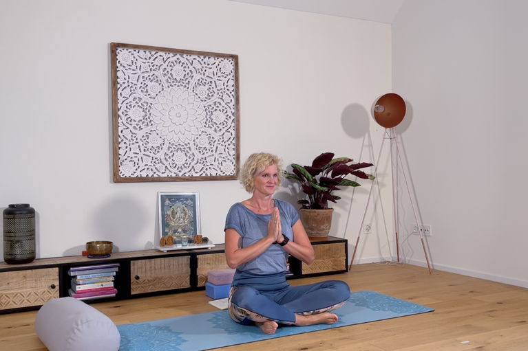 Yoga in der Kleingruppe für Balance und Wohlbefinden im Seeland